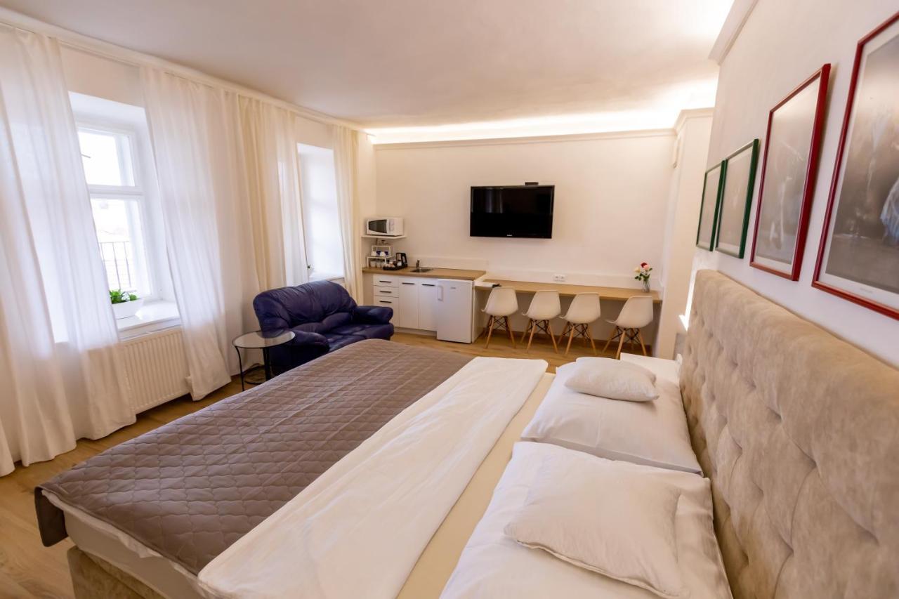 Palac Daun - Studio Apartments Znojmo Bagian luar foto