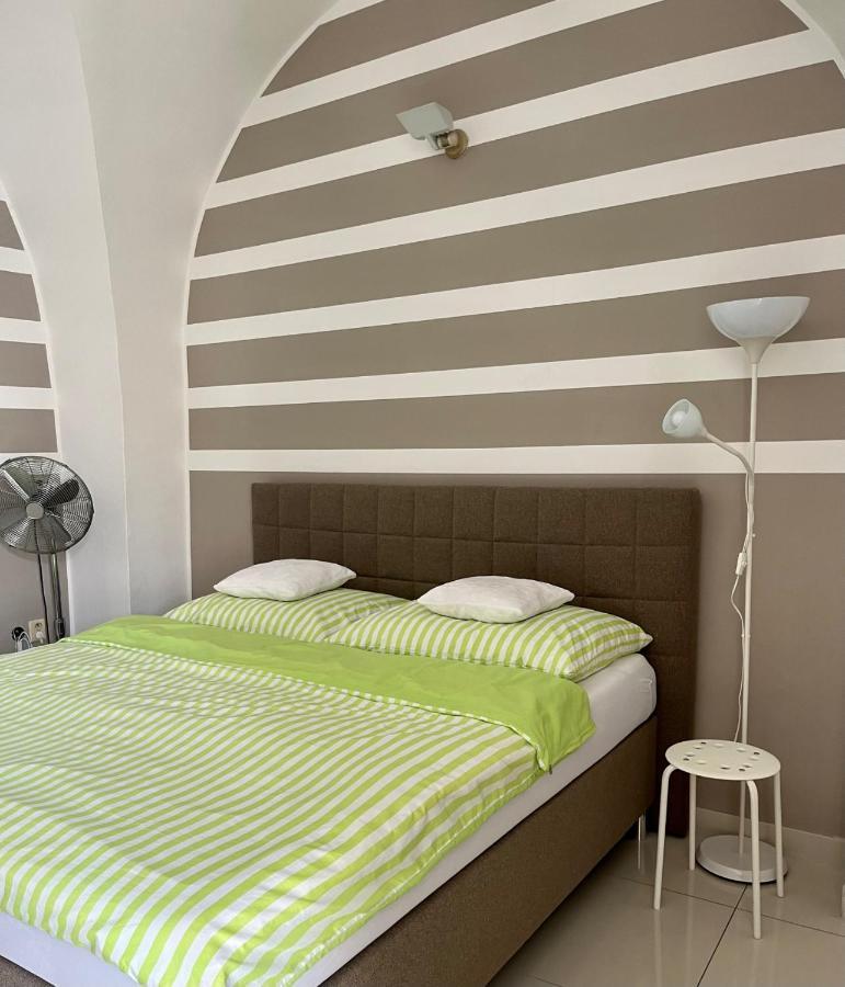 Palac Daun - Studio Apartments Znojmo Bagian luar foto
